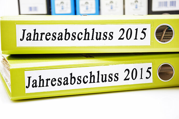 Ordnerrücken mit der Beschriftung Jahresabschluss 2015
