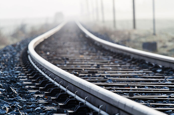 Eisenbahnschienen, die im Nebel verschwinden