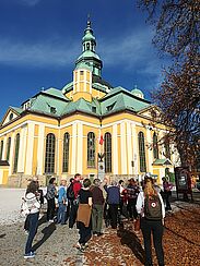 Kirchenansicht von außen mit einer Besichtigungsgruppe davor