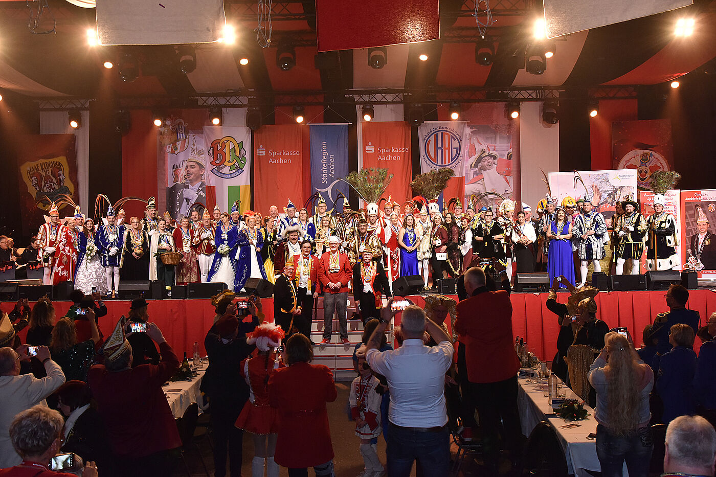 auf der Bühne sind alle Tollitäten des Närrischen Prinzenempfangs der Städteregion Aachen 2025 zu sehen