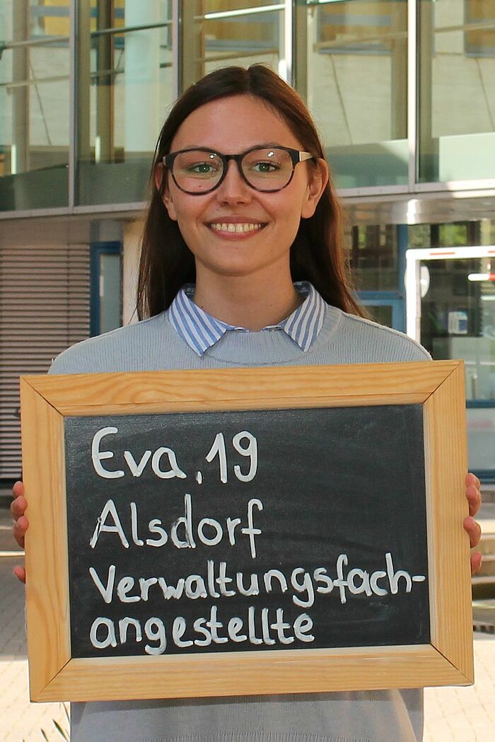 Eva Raspe hält Tafel mit ihrem Namen, ihrem Alter und ihrem Ausbildungsberuf