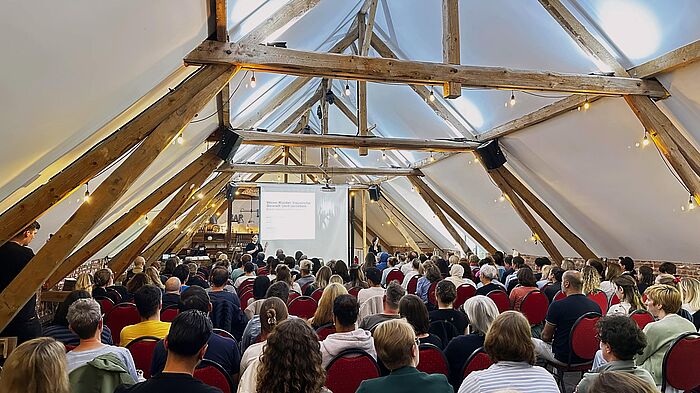 Beim Fachtag in der Eventlocation „Scheunentraum“ in Aachen ging es um mehr Schutz, Verständnis und Handlungskraft im Umgang mit häuslicher Gewalt und den Folgen für Kinder.