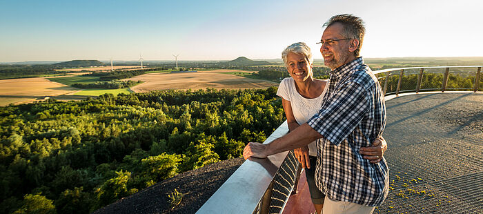 Älteres Paar auf der Aussichtsplattform des Carl-Alexander-Parks in Baesweiler