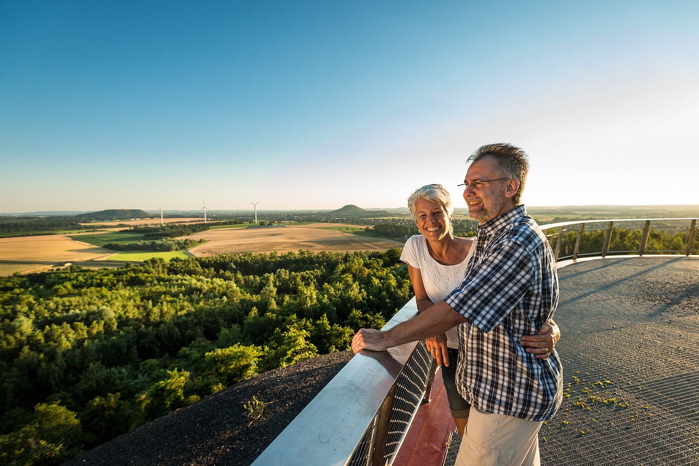 Älteres Paar auf der Aussichtsplattform des Carl-Alexander-Parks in Baesweiler