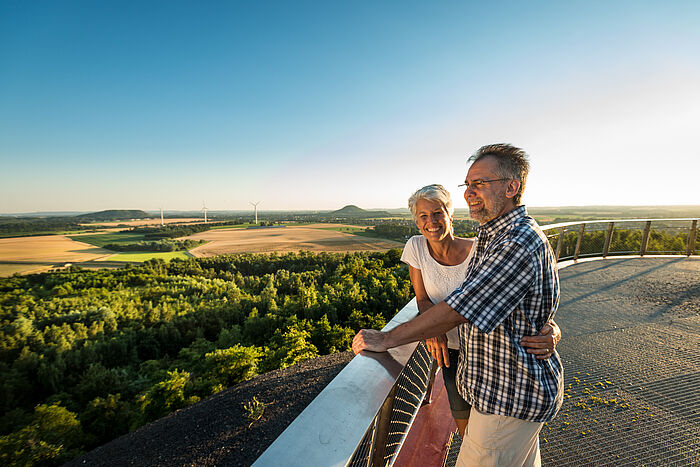 Älteres Paar auf der Aussichtsplattform des Carl-Alexander-Parks in Baesweiler