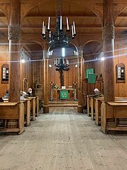 Innenraum mit Blick auf den Altar der Stabkirche Wang in Karpacz