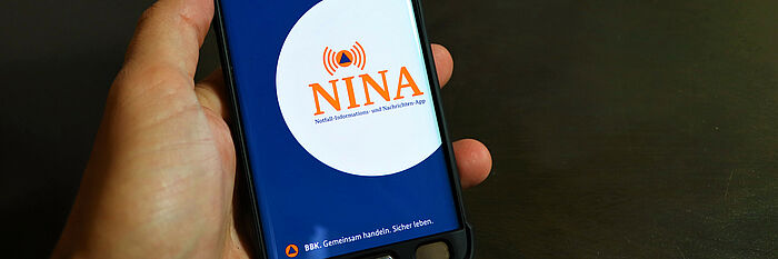 Smartphone, auf dem die NINA-Warnapp geöffnet ist