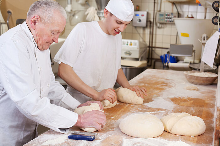 Ausbilder und Azubis in Bäckerei