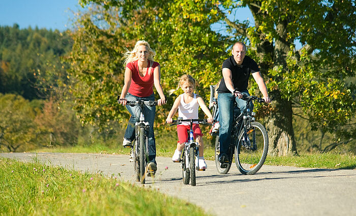 Familie beim Fahrradfahren