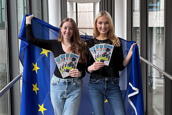 Isabeau Felder und Elena Flammang (von links) werben bei Jugendlichen dafür, dass sie ihr Wahlrecht nutzen – auch bei der EU-Wahl am 9. Juni. Sie arbeiten als Freiwillige im Sozialen Jahr im Bildungsbüro der StädteRegion Aachen. 