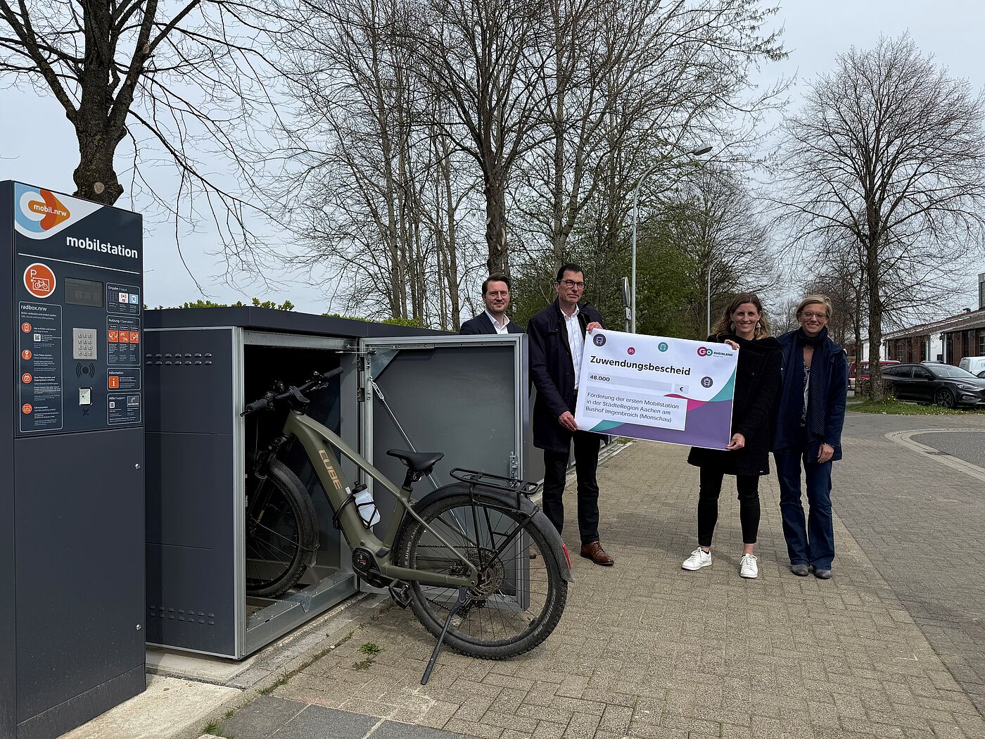 Mehrere Leute neben einer Mobilstation
