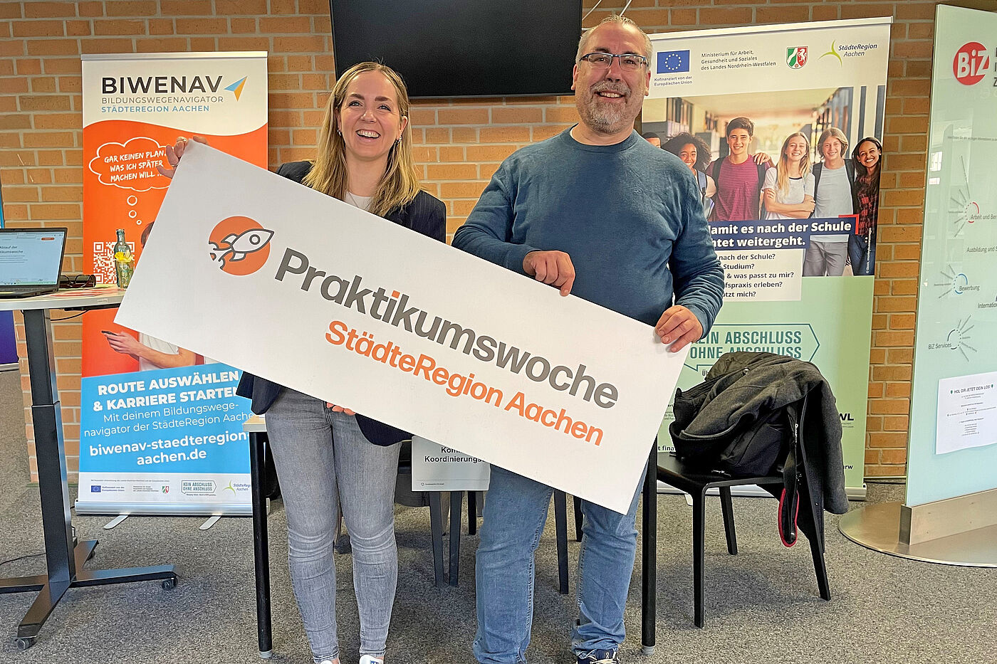 Schulrat Ralf Sistermann und Pia Weishaupt von der Agentur für Arbeit (Teamleitung Berufsberatung Aachen) freuen sich auf die Ferienpraktikumswochen in der StädteRegion Aachen.