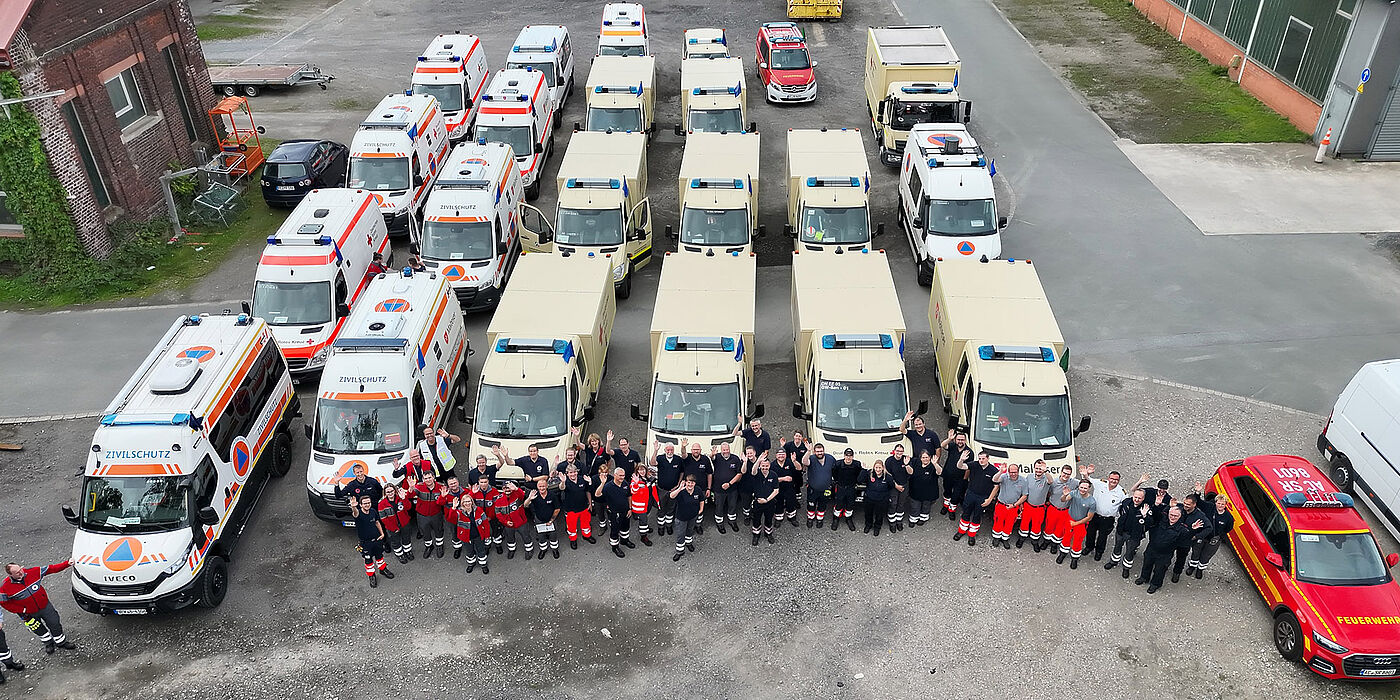 Die gesammelten Einsatzmittel und Einsatzkräfte vor der Abfahrt nach Dortmund. 