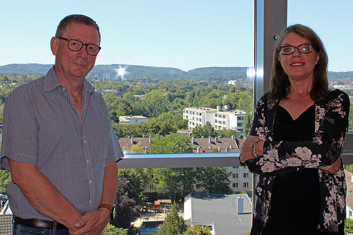 Astrid Siemens und Franz-Josef Cremer sind die ehrenamtlichen Pflegekräftebeauftragte der StädteRegion Aachen Astrid Siemens und Franz-Josef Cremer sind die ehrenamtlichen Pflegekräftebeauftragte der StädteRegion Aachen