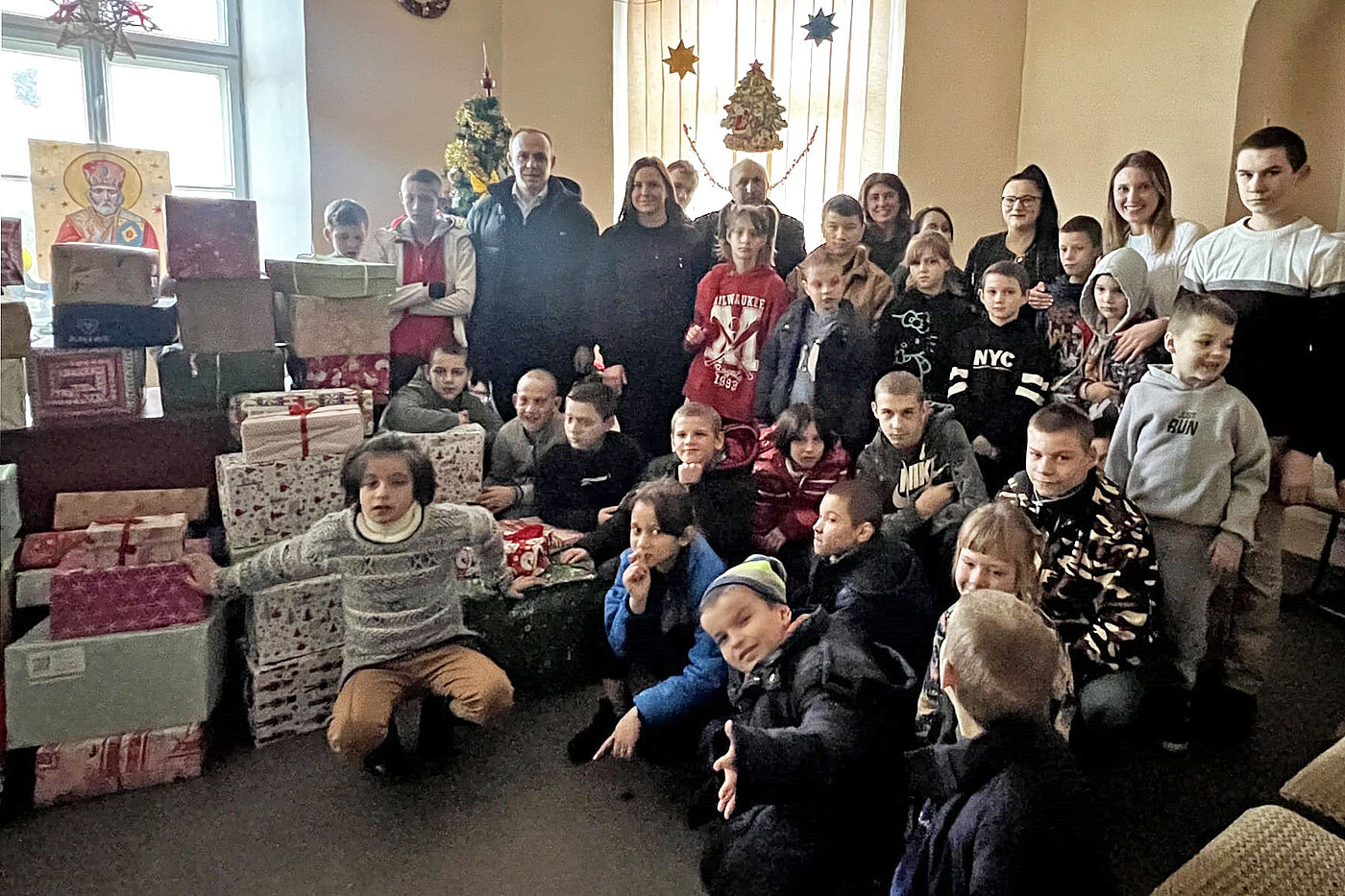 Die Kinder des Ausbildungs- und Rehabilitationszentrums Velykyi Lubinskyi in der Region Lwiw inmitten der Hilfspakete aus der StädteRegion Aachen.