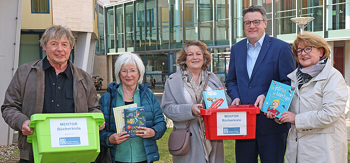 Der neue Schirmherr des Vereins „Mentor Aachen“, Dr. Tim Grüttemeier (2.v.r.) gemeinsam mit (von links): Gerhard Lindlar, Birgit Weiß-Schröder, Bettina Axmacher und Astrid Gehrmann von dem neuen Verein. Auch die Bücher (einige im Bild) bringen die Leselernhelfer direkt mit in die Schulen.