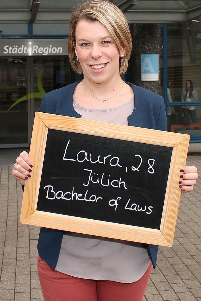 Laura Hagen hält Tafel mit ihrem Namen, ihrem Alter und ihrem Ausbildungsberuf