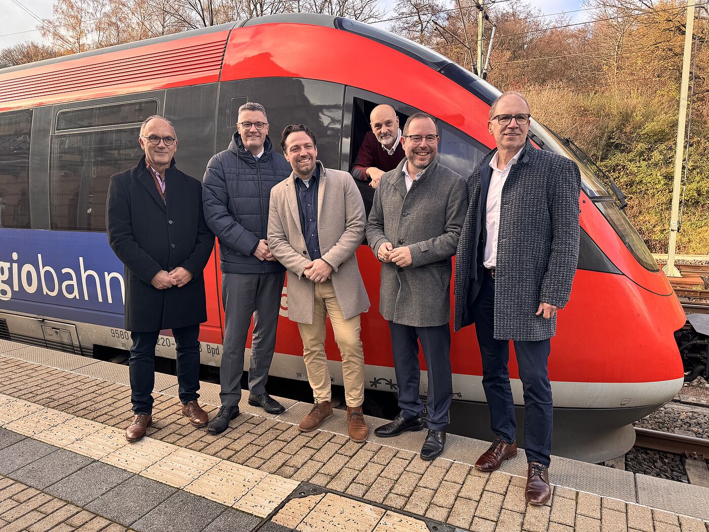 Mehrere Männer neben einem Zug.