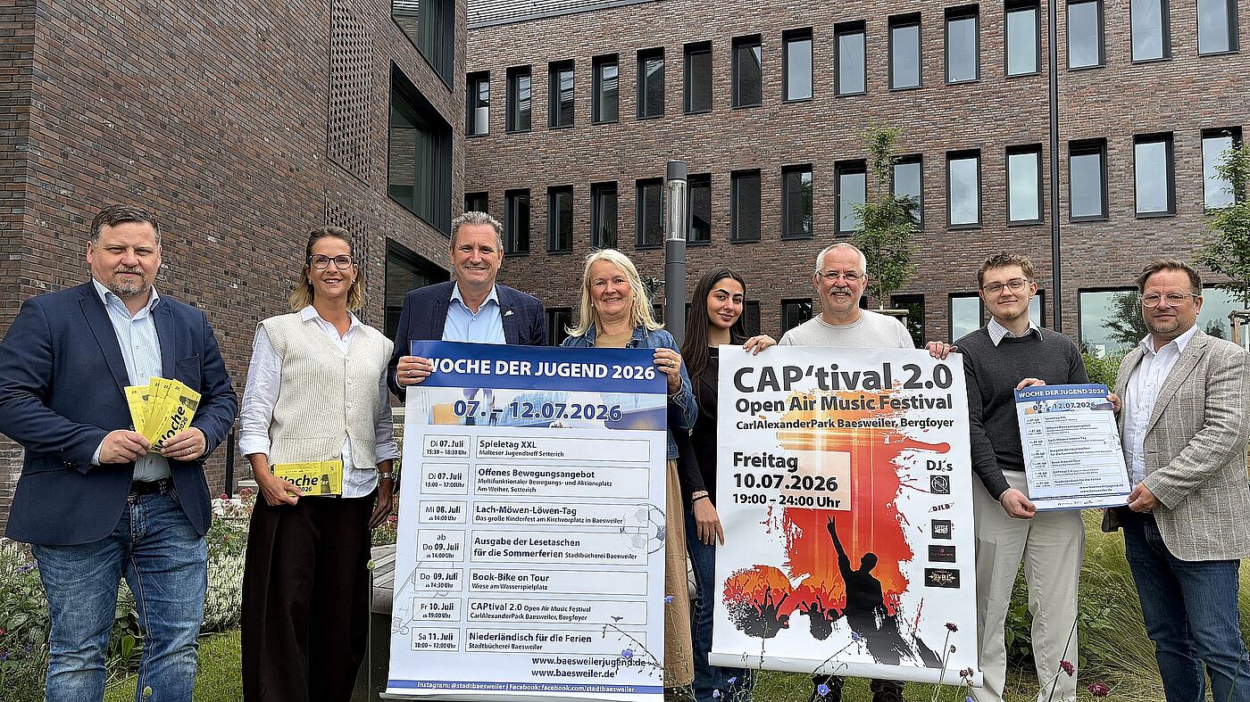Bürgermeister Pierre Froesch präsentiert mit Mitarbeiter_innen der Stadtverwaltung und den Sponsoren EWV und VR Bank das Programm der „Woche der Jugend 2026“