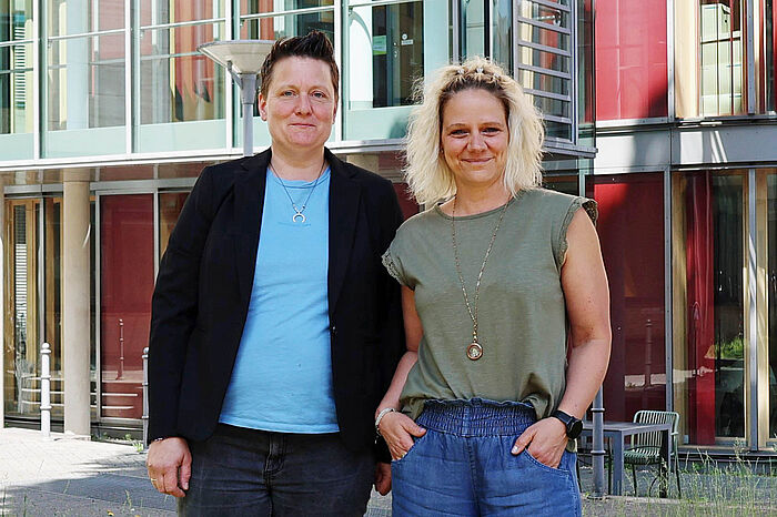 Jessica Fischer (l.) und Manuela Lenssen (r.) von der Koordinierungsstelle ehrenamtliche Vormundschaften der StädteRegion Aachen freuen sich auf die Rückmeldung engagierter Menschen, die bereit sind, eine ehrenamtliche Vormundschaft zu übernehmen.