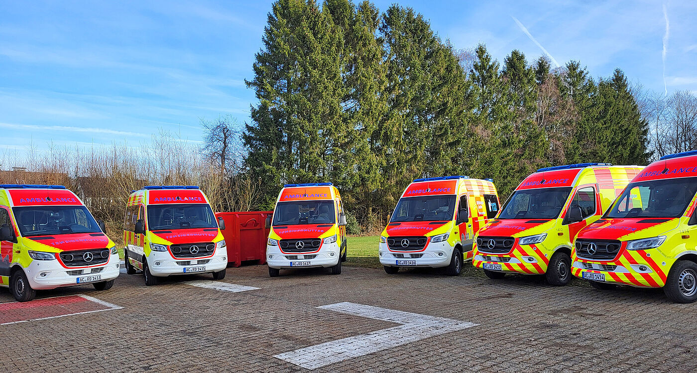 Mit der Übergabe der letzten sechs von insgesamt elf neuen Krankentransportwagen ist die Modernisierung dieser Flotte in der StädteRegion Aachen erfolgreich abgeschlossen.