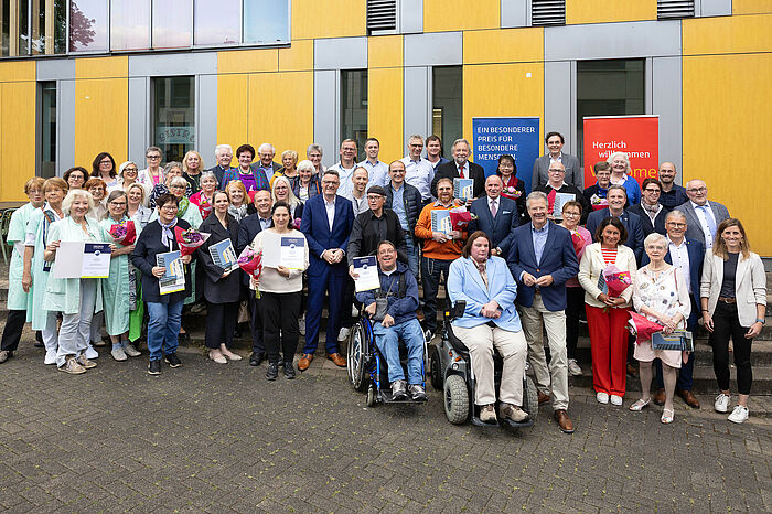 Unter dem Leitsatz „Pflege braucht Ehrenamt!“ wurden in diesem Jahr 18 Menschen, Vereine und Initiativen mit dem Stifterpreis von der Sparkasse Aachen und der StädteRegion Aachen auszeichnet.