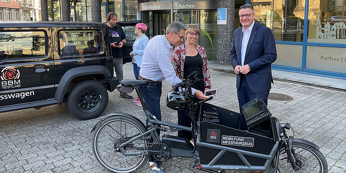 Die Vorbereitungen für die Mobilfunkversorgungsanalyse laufen auf Hochtouren. Das technische Equipment ist jetzt in Aachen angekommen. V.l.n.r.: Peter Schmidt (Techniker BBM), Tanja Fabian (Mobilfunkkoordinatorin), Gregor Feneberg (Managing Director BBM), Susanne Lauffs (Leiterin Wirtschaftsförderung) und Städteregionsrat Dr. Tim Grüttemeier.