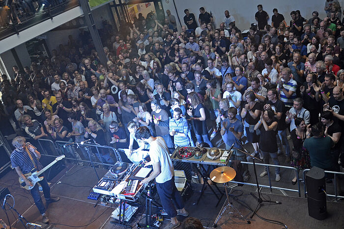 Unbestritten einer der Höhepunkte des Kulturfestival X 2017: Der Auftritt von „The Notwist“ im Zinkhütter Hof vor 700 Zuschauern.