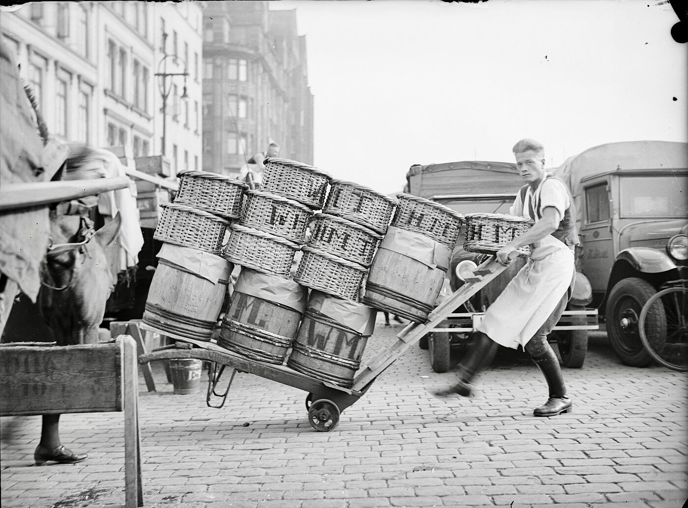 Fotografie von Fide Struck zeigt einen Mann mit riesigem Karren, voll mit Körben am Hamburger Fischmarkt