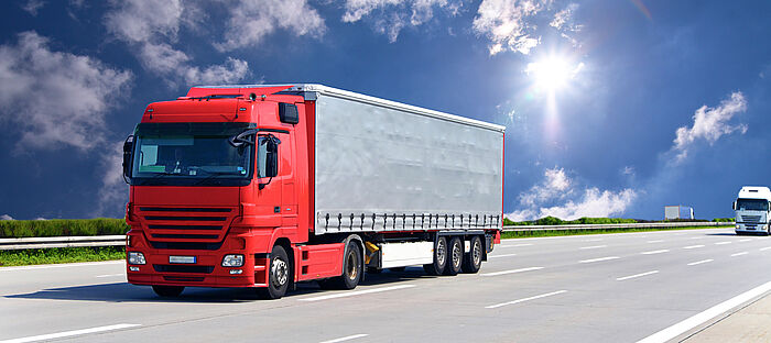 Fahrender LKW auf Autobahn