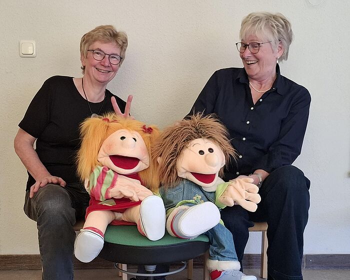 Zwei Frauen mit Handpuppen.