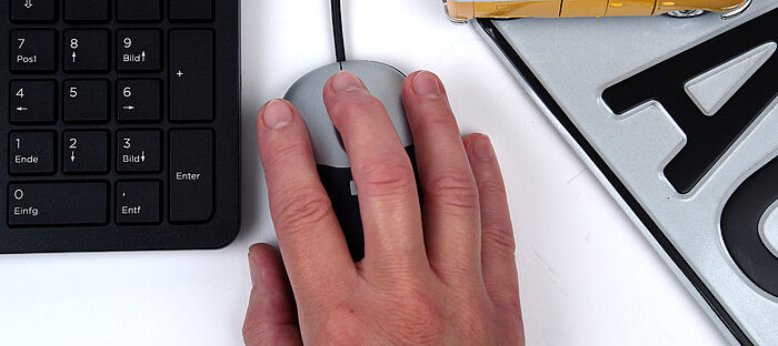 Fotocollage Tastatur Hand mit Maus AKZ