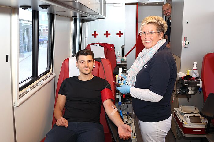 0,5 Liter Blut nimmt Stefanie Zelazo den Spenderinnen und Spendern (hier: Michael Durach) ab.
