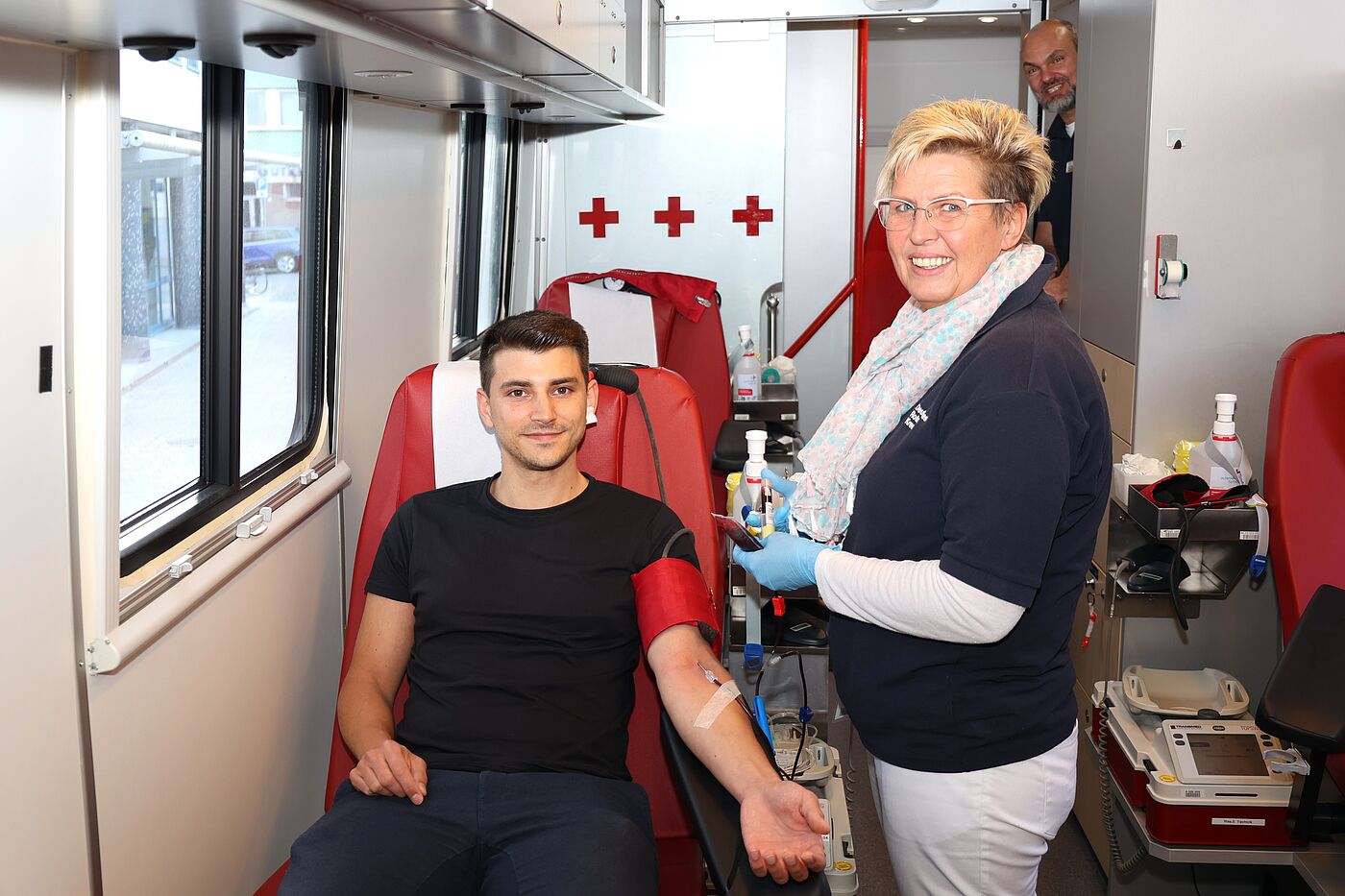 0,5 Liter Blut nimmt Stefanie Zelazo den Spenderinnen und Spendern (hier: Michael Durach) ab.