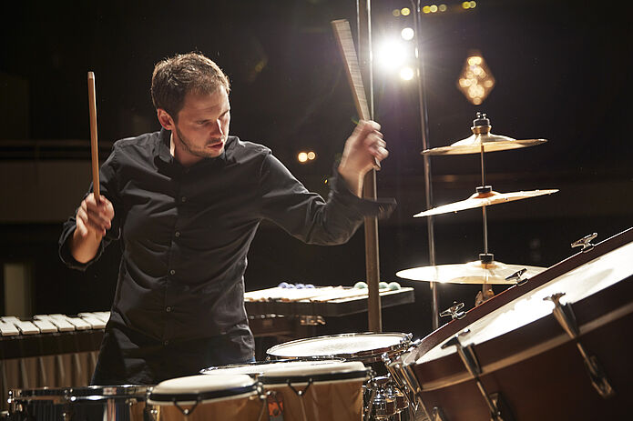 Zu sehen ist der Musiker Stefan Weinzierl an unterschiedlichen Schlaginstrumenten