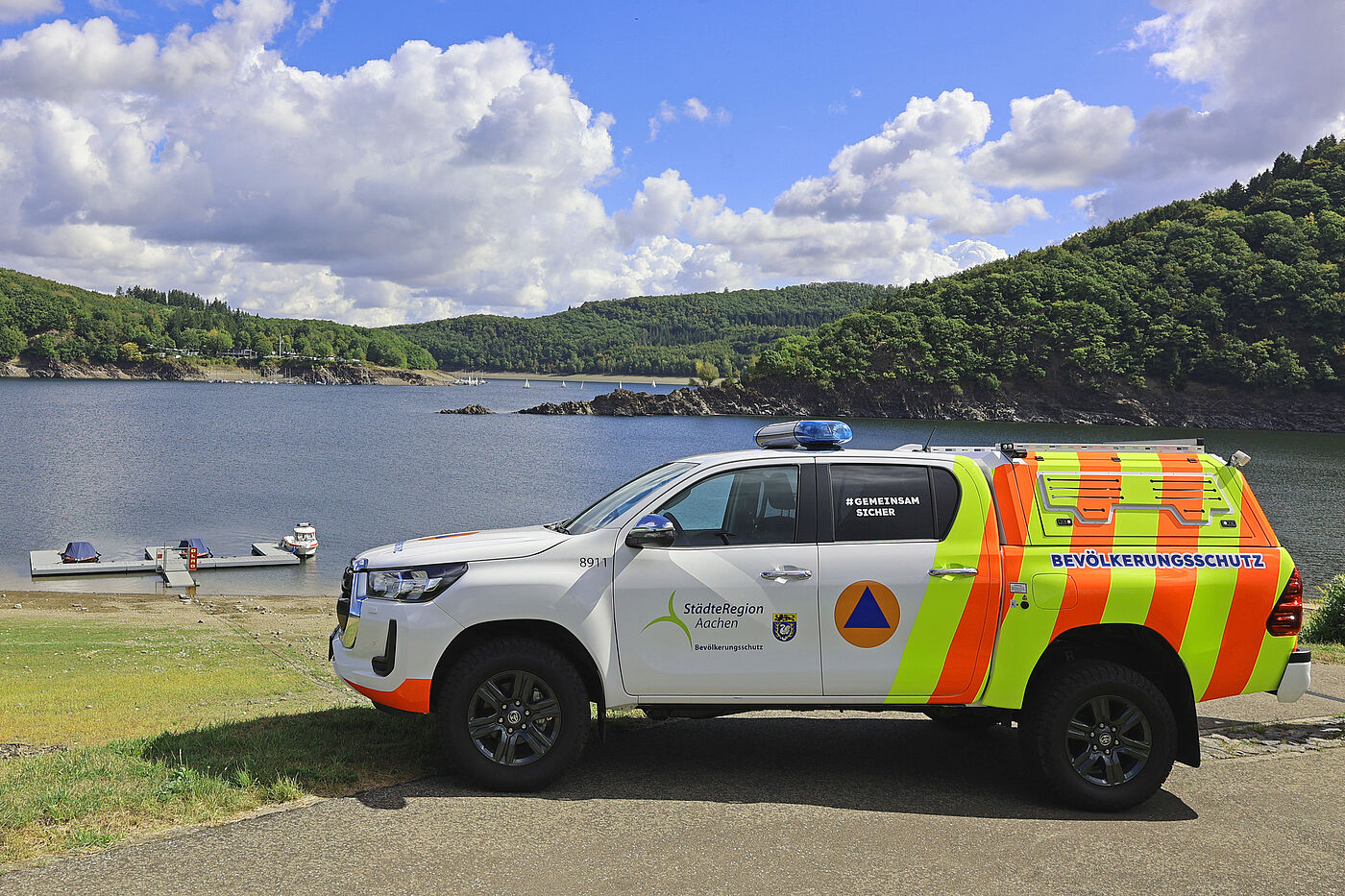 Ein Warnfahrzeug vorm Rursee