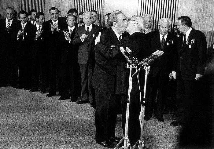 Bruderkuss – Leonid Breschnew und Erich Honecker beim 30. Jahrestag der DDR, Ost-Berlin, 1979