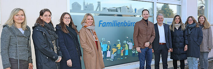 Bürgermeister Bernd Goffart (4.v.r.) und Jugendamtsleiter Sebastian Heyn (5.v.r.) haben jetzt das neue Familienbüro in Simmerath besucht. Die Mitarbeiterinnen (von links): Anna Louis, Isabell Bahnen, Giulia Holtmann, Katja Lauscher, Alina Strauch, Sarah Wolff und Lisa Baumeister bieten mitten in Simmerath ein Beratungs-Komplettangebot für alle Familien an. (Eine weitere Kollegin im Team, Ulrike Deglau, fehlt krankheitsbedingt auf dem Foto.)