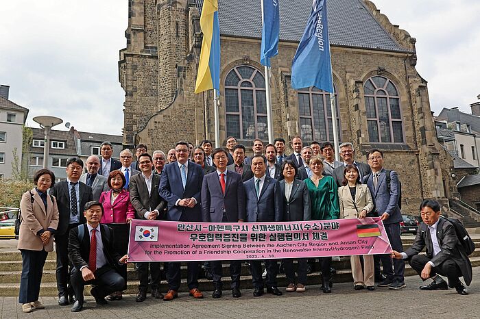 Gruppenfoto von einer Delegation aus Ansan mit Vertretern aus Politik, Verwaltung und Wirtschaft