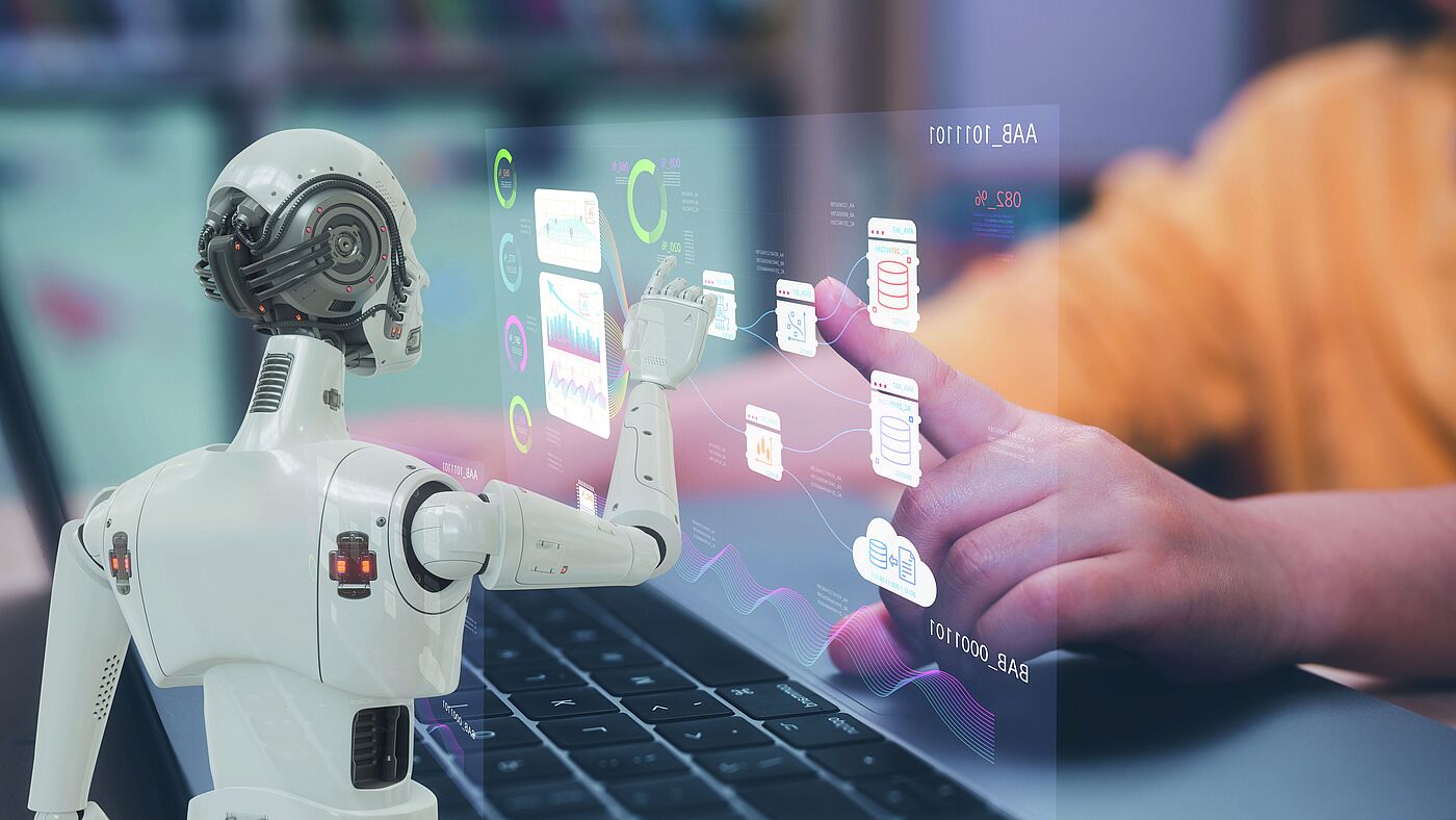 ein robotoer und ein Kind kommunizieren über einen durchsichtigen Bildschirm