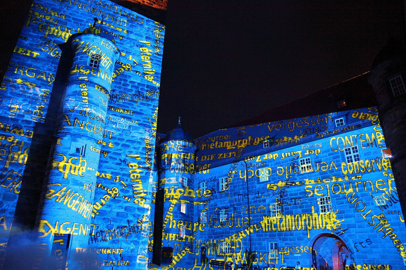 Burgmauern in blauem Licht