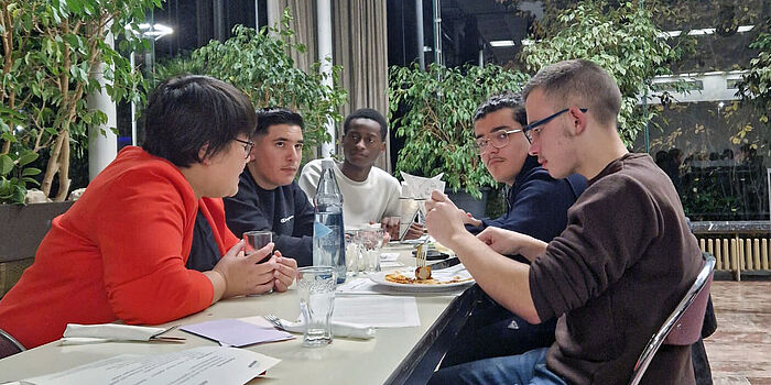 junge Menschen diskutieren mit der Bundestagsabgeordneten Ye-One Rhie