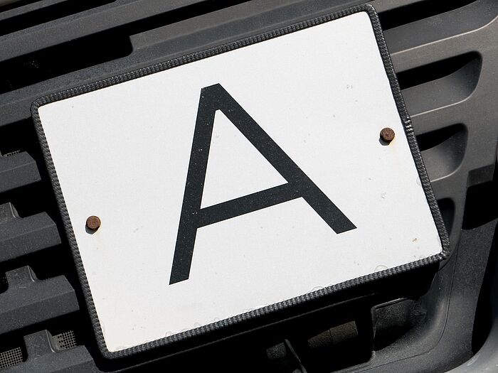 Eine weiße Tafel mit einem großem A als Buchstabe aufgedruckt