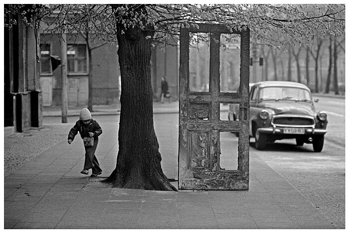 Türruine auf einer Allee stehend