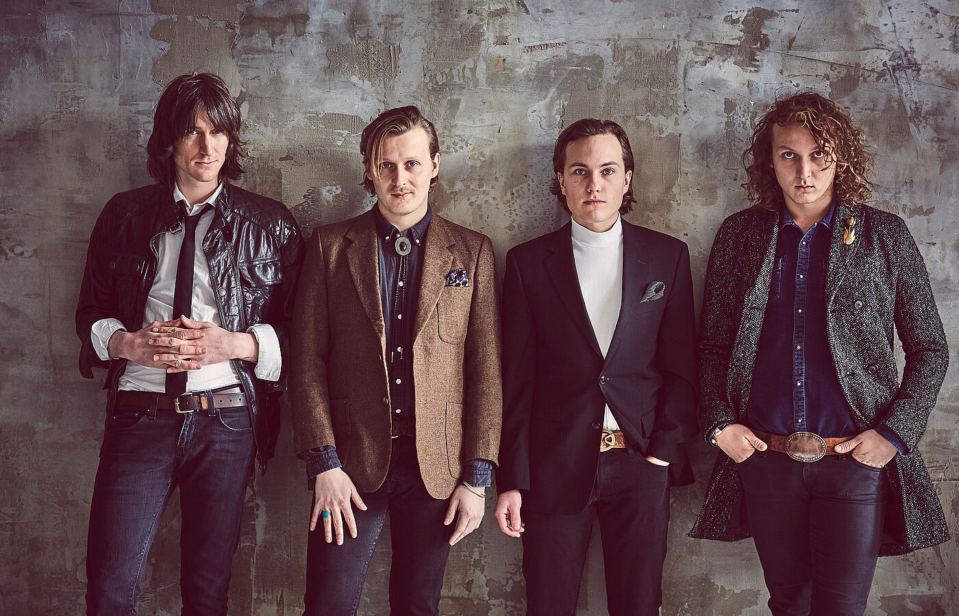 Bandmitglieder nebeneinander stehend