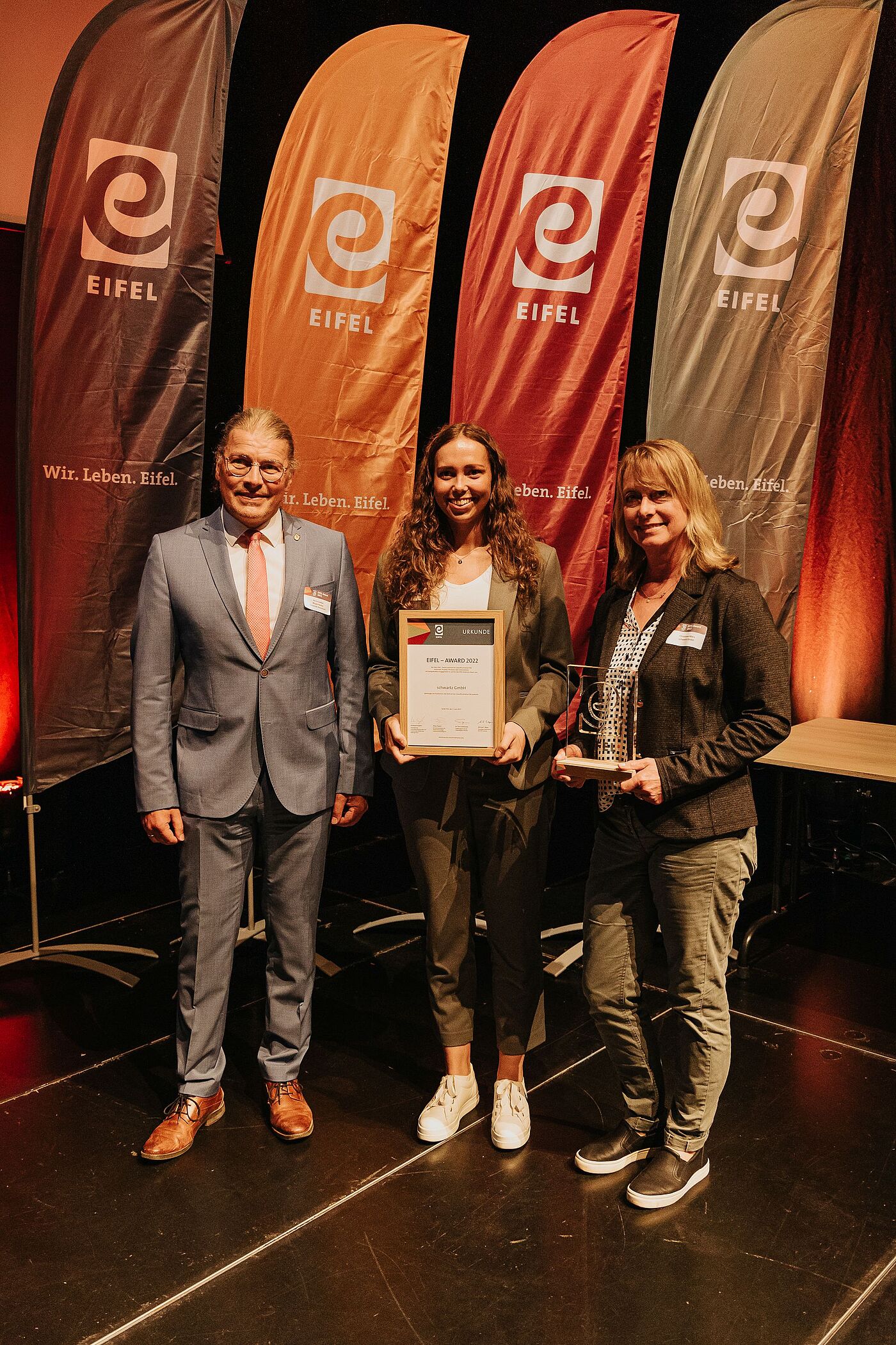 Preisträger bei der Entgegennahme der Auszeichnung