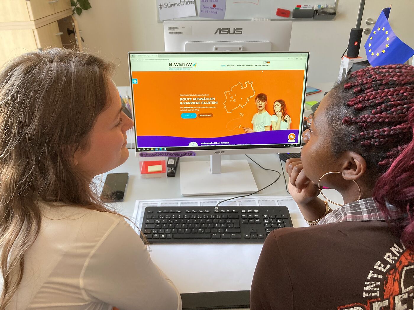 Zwei junge Frauen vor einem Computer.