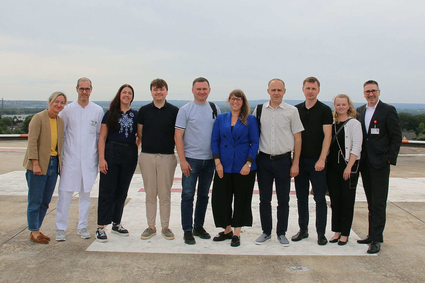 Zehn Menschen stehen auf dem Dach des Rhein-Maas Klinikums.