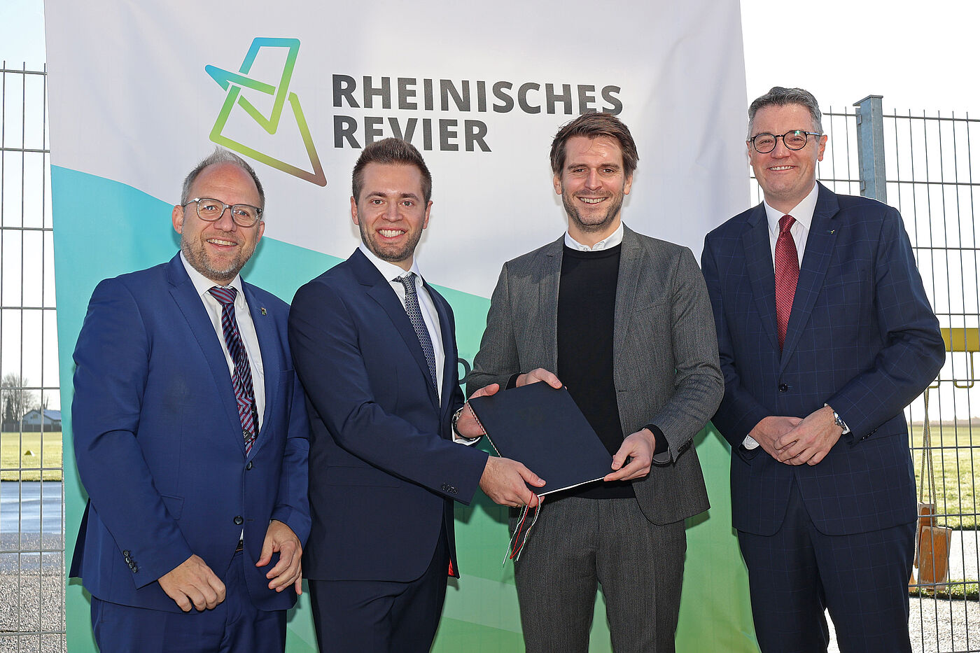 Bild von der Übergabe des Förderbescheids für den Aero-Park in Merzbrück.