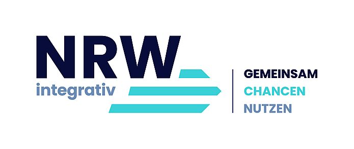 Links steht NRW Integrativ, rechts von oben nach unten in jeweils unterschiedlicher Schriftfarbe: Gemeinsam (schwarz) Chancen (blau) Nutzen (grau)